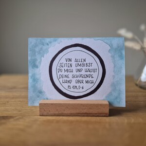 Postkarte mit Kartenhalter-Von allen Seiten-bemalt und etikettiert-Wasserfarbe Aquarell Schreibmaschinenschrift-Bibelvers-Christlich