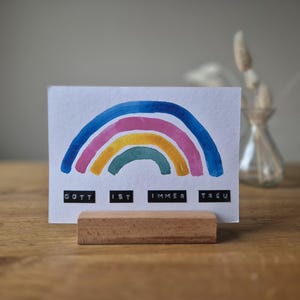 Postkarte mit Kartenhalter-Gott ist treu Regenbogen-bemalt und etikettiert-Wasserfarbe Aquarell Schreibmaschinenschrift-Bibelvers-Christlich