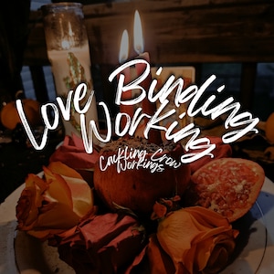Könnte beinhalten: Ein Arrangement aus Rosen, einem Granatapfel und brennenden Kerzen. Die Worte "Love Binding Working" und "Cackling Crow Workings" sind in weißer Schrift geschrieben. Das Bild hat eine warme, einladende Ästhetik.