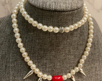 Collar con perlas puntiagudas, perlas doradas, corazón rojo, perlas de agua dulce góticas, joyería punk vanguardista, collar romántico gótico de San Valentín