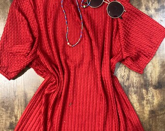 Blusa de trabajo roja vintage tejida con textura sedosa, top retro audaz, pieza llamativa, top de noche de cita sustentable, camisa roja poderosa para vacaciones