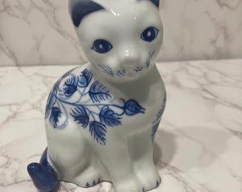 Figura de gato con motivos florales en azul y blanco, decoración de cerámica, porcelana, núcleo de casa de campo, figura de gatito de cerámica, gato vintage, decoración del hogar, regalo de casa de campo