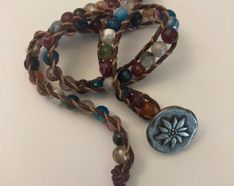 Pulsera de cuero con ágata facetada, con cuentas, estilo bohemio hippie, con botones de flores, cuentas naturales, joyería informal tejida, regalo de cristal