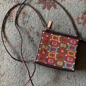 Mini bolso bandolera vintage de cuero con cuentas Brighton, bolso pequeño colorido, elegante accesorio para salir, bolso de festival, cartera con cadena de cuero
