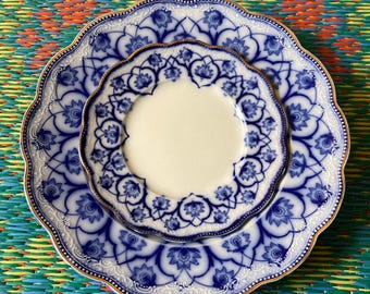 Platos antiguos de decoración bohemia campestre en azul y blanco para colgar en la pared, juego de platos coleccionables de estilo cottagecore con motivos florales dorados, diseño rústico.