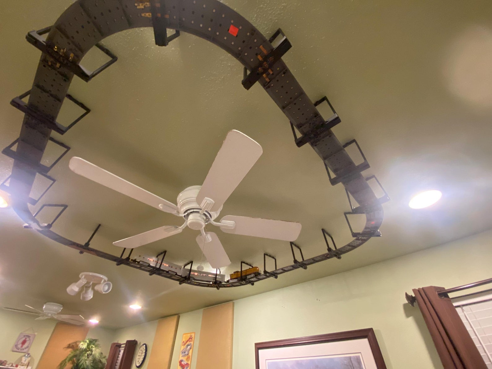 Model trains O scale ceiling hangers - Lionel Fastrack