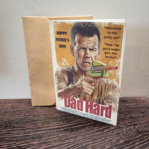 Carte de fête des pères DAD HARD parodiant un film d'action Die Hard, carte rigide drôle de papa, carte de fête des pères unique avec enveloppe