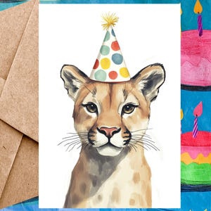 Jolie carte d'anniversaire de lion des montagnes pour enfant - Carte de joyeux anniversaire Illustration de lion des montagnes et chapeau d'anniversaire - Carte à l'unité avec enveloppe ou paquet