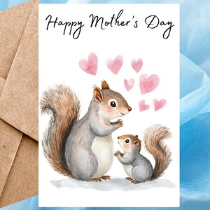 Jolie carte de fête des mères heureuse avec un écureuil gris, carte de voeux aquarelle, carte de fête des mères animal faite à la main pour maman avec enveloppe autocollante