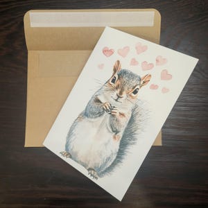 Jolie carte d'anniversaire ou mot d'amour écureuil gris - Écureuil gris aquarelle pour anniversaire de mariage, carte simple avec enveloppe ou lot de cinq