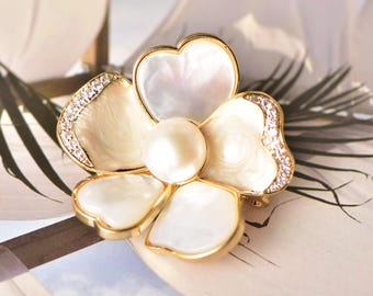 Elegant Floral Pearl Brooch – Gold-Plated Heart Petals, Mother-of-Pearl Flower Pin – Bridal Wedding Jewelry, Women’s Fashion Accessory