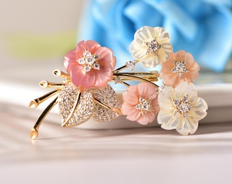 Elegant Women's Shell Plum Blossom Brooch, Fashion Gold-Plated Pearl Floral Brooch, Perfect for Bridal Wedding Corsage Jewelry, Gift for Mom