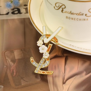 Broche floral feminino, broche cravejado de letras de zircônia, broche de decoração de vestido, broche de decoração de chapéu, broche de flor acessório de bolsa, broche de casamento