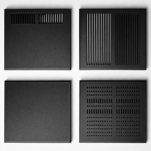 Peut inclure: Quatre panneaux carrés noirs avec différents designs de ventilation. L'un présente des fentes horizontales, un autre des fentes verticales, un troisième est plein et le dernier a une grille de petits trous rectangulaires. Fond blanc.