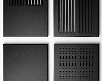 Op de afbeelding: Vier zwarte vierkante panelen met verschillende ventilatieontwerpen. Eén paneel heeft horizontale sleuven, een ander verticale sleuven, een derde is effen en de laatste heeft een raster van kleine rechthoekige gaten. Op een witte achtergrond.
