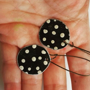 Boucles d'oreilles à pois en étain recyclé peint