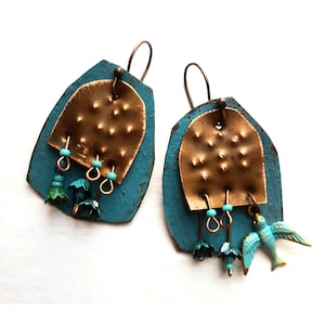 Boucles d'oreilles en étain peint turquoise bleu-vert avec fleurs en cuivre et émail et oiseau bleu