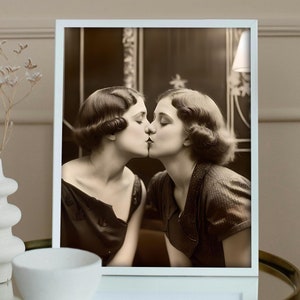 Vintage Lesbian Wall Art, Retro Lesbian Art Print, Lesbian Kiss Wall Art, 1920s Lesbian Photography, Vintage Lesbian Poster, Digital Print