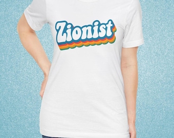Könnte beinhalten: Weißes T-Shirt mit einer blauen, orangefarbenen und gelben Grafik im Retro-Stil, auf dem "Zionist" steht.