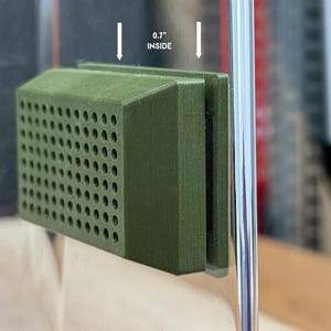 Front mounted hygrometer holder for jumping spiders gecko, frogs