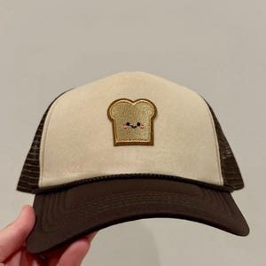 Kawaii French Toast Trucker Hat – urocza beżowa i brązowa haftowana czapka z chleba, estetyczna czapka Foodcore, letnia czapka taty Y2K, unisexowa odzież uliczna