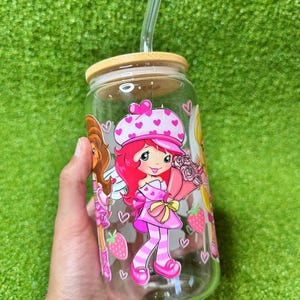 Vaso de vidrio retro de fresa de 590 ml con amigos, diseño de dibujos animados en rosa, tapa de bambú/acrílico y pajita, regalo vintage.