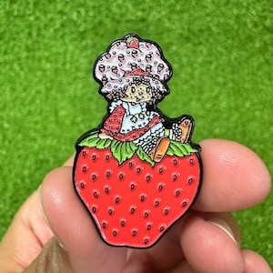 Strawberry Girl Enamel Pin – 1.5in x0.8in Soft Metal Pin,Vintage Coquette Style,Waterproof Badge,Cute Strawberry Aesthetic Gift, 80s Cartoon