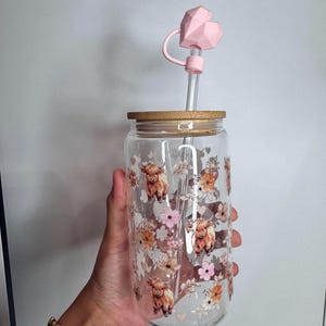 Bicchiere in vetro da 20 once con cannuccia e coperchio a forma di mucca floreale - Tazza con mucca floreale / Tazza da caffè freddo con ciondolo a forma di cuore / Regalo mucca per lei