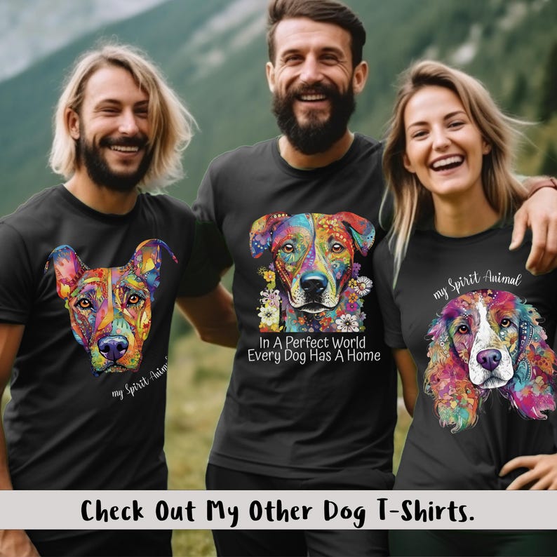 以下が含まれることがあります： カラフルな犬のイラストが描かれた黒いTシャツを着た3人。シャツには「my spirit animal」と「In a Perfect World Every Dog Has A Home」の文字が書かれている。