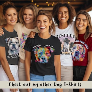 以下が含まれることがあります： カラフルな犬のイラストとテキストが書かれたTシャツを着た女性5人。Tシャツのテキストには、「レスキュー犬は最高の魔法よ！」と「私のソウルメイト」と書かれている。