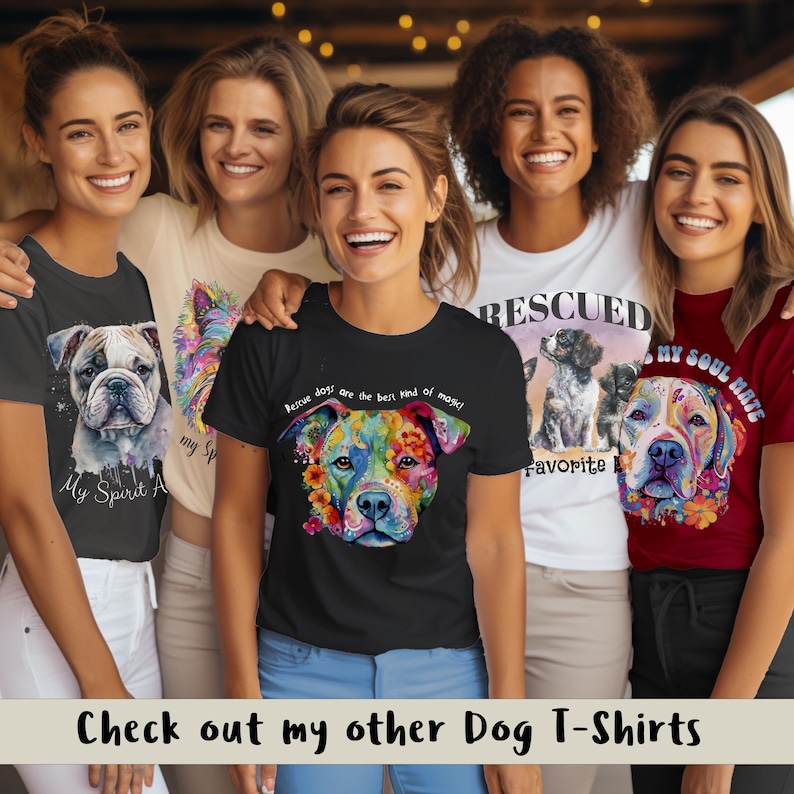 以下が含まれることがあります： カラフルな犬のイラストとテキストが書かれたTシャツを着た女性5人。Tシャツのテキストには、「レスキュー犬は最高の魔法よ！」と「私のソウルメイト」と書かれている。