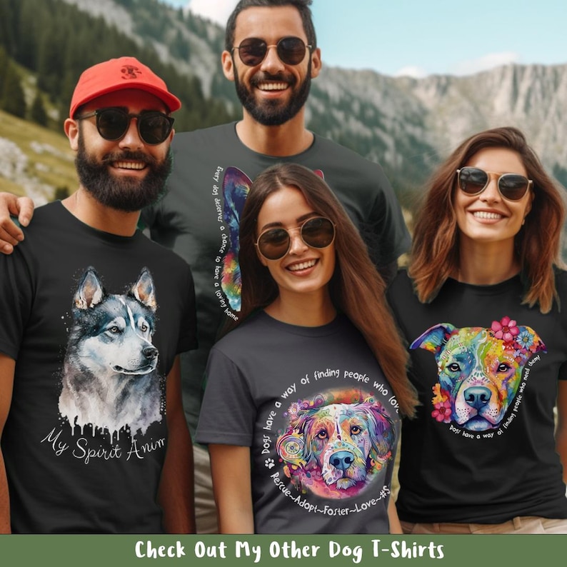 以下が含まれることがあります： カラフルな犬のイラストとテキストが書かれた黒いTシャツを着た4人。シャツのテキストには、「Every dog deserves a chance to have a loving home」、「My Spirit Anim」、「Dogs have a way of finding people who love them」、「Dogs have a way of finding people who need them」と書いてあります。