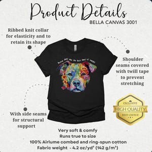 以下が含まれることがあります： 花柄のピットブル犬のカラフルなイラストが描かれた黒いTシャツ。Tシャツには「レスキュー犬は最高の魔法です！」という文字がプリントされています。このTシャツは、100％エアルーム梳き綿とリングスパンコットンで作られており、4.2オンス/ヤード&sup2;（142 g/m&sup2;）の重さです。