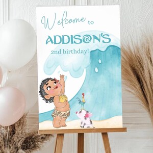 Może przedstawiać: Witamy na 2. urodzinach Addison! Kolorowy znak z kreskówkową ilustracją dziewczynki z brązowymi włosami i brązowo-żółtym strojem stojącej przed niebieską falą. Kogut i świnia stoją na piasku pod falą.