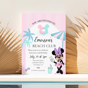 Könnte beinhalten: Eine rosa-weiße Einladung für Emersons Beach Club mit einer Minnie Mouse-Illustration. Die Einladung enthält den Text "YOU ARE INVITED TO Emerson's BEACH CLUB" und Veranstaltungsdetails. Dekorative Palmwedel umrahmen die Einladung.