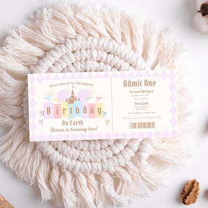 Puede incluir: Un boleto rosa y blanco con letras doradas para una fiesta de cumpleaños. El boleto dice "Please join us for the happiest Birthday on Earth. Sierra is turning two!" y "Admit One. The Gates Will Open Saturday, July 22, 2023 at 4:00 PM. Sierraland 123 Birthday Ln.  Willow Creek, NC. A magical day is anticipated for you and yours."