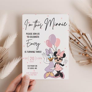 Invito per il terzo compleanno di Minnie, festa di Minnie, invito digitale per la decorazione del terzo compleanno di Daisy Girl, download immediato di pois rosa per bambini di tre anni