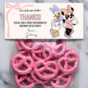 Może przedstawiać: Różowo-biały woreczek z podziękowaniem z Minnie Mouse i Daisy Duck z tekstem "minnie THANKS! PLEASE TAKE A TREAT FOR MAKING MY BIRTHDAY OH SO SWEET! love Sidney".