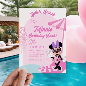 Puede incluir: Invitación rosa de cumpleaños de Minnie Mouse con el texto "Splish, Splash, It's a Minnie Birthday Bash!" y el nombre "Stella". La invitación incluye la fecha, hora y lugar de la fiesta. Globos rosas en el fondo.