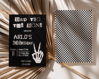 Peut inclure: Invitation noire et blanche avec un fond à carreaux. L'invitation indique "Bad to the Bone" et est pour le 2e anniversaire d'Arlo. L'invitation comprend la date, l'heure et le lieu de la fête.