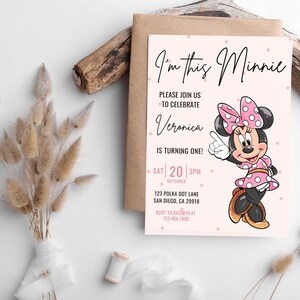 Minnie Maus Geburtstagseinladung, Minnie Maus Party Einladung, Mädchen Punkte groovy Ballon ein Willkommensschild Lebensmitteletiketten Hot Diggity Hund Bild 5