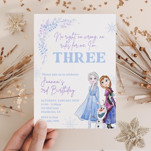 Puede incluir: Una invitación de cumpleaños con la palabra "THREE" en azul, e ilustraciones de dos personajes animados y un muñeco de nieve. La invitación incluye el texto "3er cumpleaños de Joanna" y los detalles del evento. El fondo es de color beige claro con elementos decorativos.