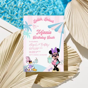 Op de afbeelding: Een Minnie Mouse-thema verjaardagsuitnodiging met een roze en blauw kleurenschema. De uitnodiging bevat de tekst "Splish, Splash It's a Minnie Birthday Bash" en details voor Abigail's 5e verjaardag.