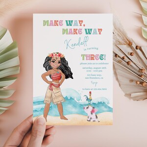 Può includere: Un invito di compleanno con un'illustrazione a cartoni animati di una principessa polinesiana. L'invito include il testo "Make Way, Make Way" e i dettagli per una festa di terzo compleanno, incluso il nome "Kendall". Il design incorpora un tema spiaggia.
