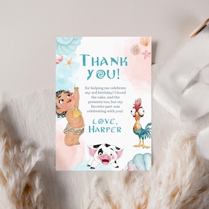K&ouml;nnte beinhalten: Eine Dankeskarte mit einer Cartoon-Abbildung von Moana und Hei Hei aus dem Disney-Film Moana. Die Karte hat einen rosa und blauen Aquarellhintergrund mit Muscheln und Sternen. Der Text auf der Karte lautet: "Danke! f&uuml;r deine Hilfe bei der Feier meines 3. Geburtstages! Ich habe den Kuchen und die Geschenke geliebt, aber mein Lieblingsteil war das Feiern mit dir! Liebe, Harper"