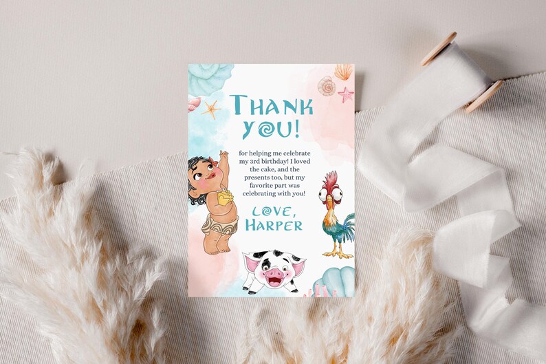 K&ouml;nnte beinhalten: Eine Dankeskarte mit einer Cartoon-Abbildung von Moana und Hei Hei aus dem Disney-Film Moana. Die Karte hat einen rosa und blauen Aquarellhintergrund mit Muscheln und Sternen. Der Text auf der Karte lautet: "Danke! f&uuml;r deine Hilfe bei der Feier meines 3. Geburtstages! Ich habe den Kuchen und die Geschenke geliebt, aber mein Lieblingsteil war das Feiern mit dir! Liebe, Harper"