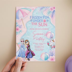 Op de afbeelding: Een rechthoekige verjaardagsuitnodiging met een zwembadscène, stripfiguren, een parasol en strandballen. De tekst luidt: Frozen Fun Under The Sun, Please Join Us To Celebrate, Sienna's 3rd Birthday en de details van het evenement.