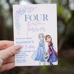 Quattro la prima volta in Forever Frozen invito di compleanno, festa della principessa Elsa Anna Olaf, invito Frozen, fiocchi di neve acquerellati 4° modello