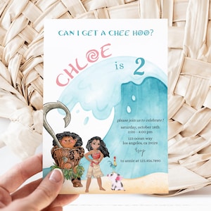Puede incluir: Una tarjeta de invitación azul y blanca con una imagen de dibujos animados de Moana y Maui de la película de Disney Moana. El texto de la tarjeta dice "Can I get a chee hoo? Chloe is 2" e incluye detalles para una fiesta de cumpleaños.