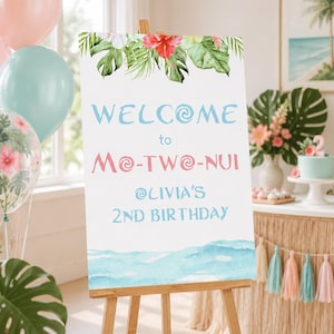 K&ouml;nnte beinhalten: Eine Holzstaffelei zeigt ein Willkommensschild mit tropischen Blumen- und Wellenmustern. Auf dem Schild steht "WELCOME to Mo-TWo-Nui @Olivia's 2nd Birthday" in blauen und rosa Buchstaben. Ballons und Partydekorationen im Hintergrund.